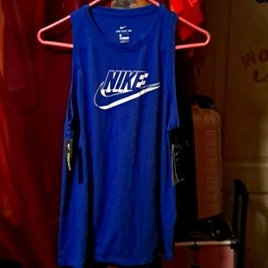 The nike tee